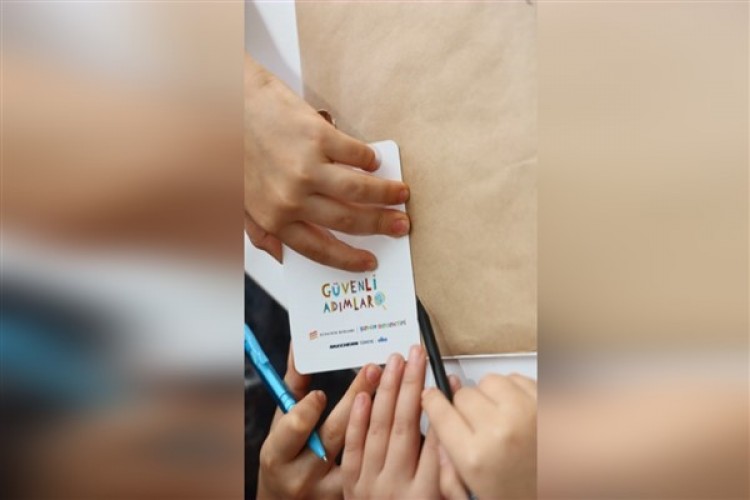 Kız çocuklar Skechers ile "güvenli adımlar" atıyor