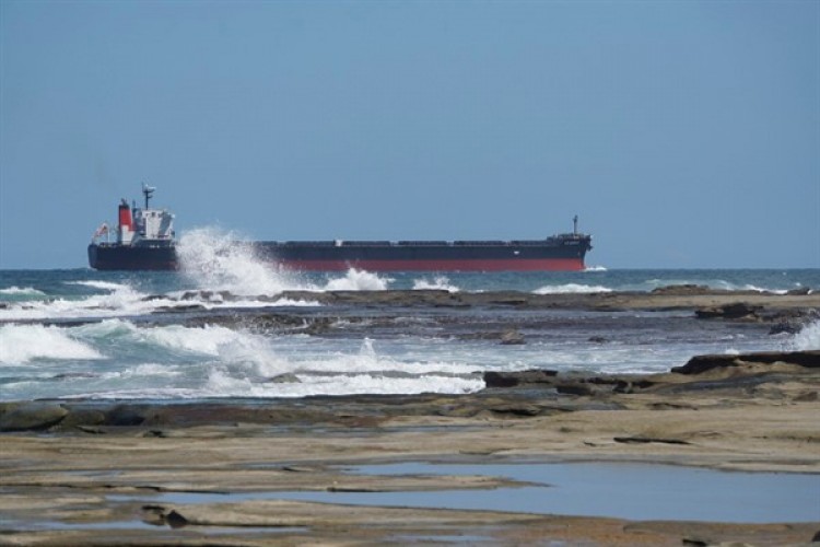 Husiler Kızıldeniz'den geçen petrol tankerini füzeyle vurdu