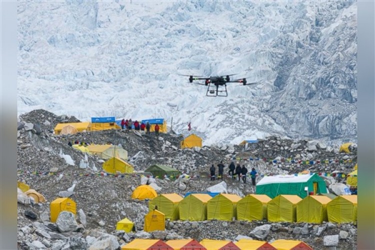 Çinli şirket Everest'teki dağcı kampına dron ile teslimat yaptı