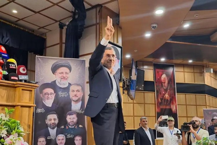 Ahmedinejad cumhurbaşkanı adayı olarak başvurdu