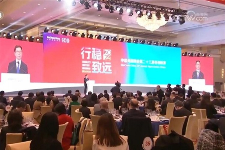 Han Zheng: Daha fazla ABD'li şirketin Çin'e yatırım yapmasını bekliyoruz