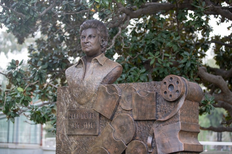 İzmir'de Zeki Müren'in anısını yaşatmak için Kültürpark'a heykeli dikildi