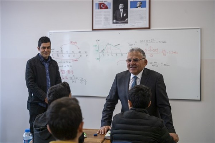 Başkan Büyükkılıç: LGS'ye girecek bin öğrenciye ücretsiz kurs verdik