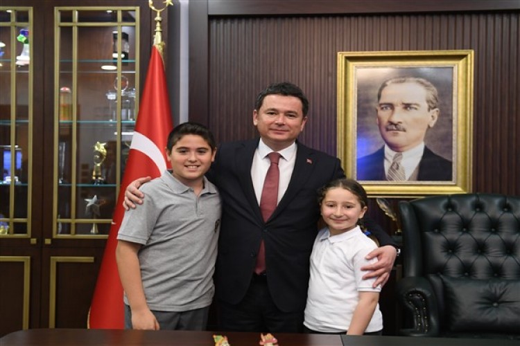 Başkan Aydın koltuğunu Zeynep Aktaş ile Can Yardımcı'ya devretti