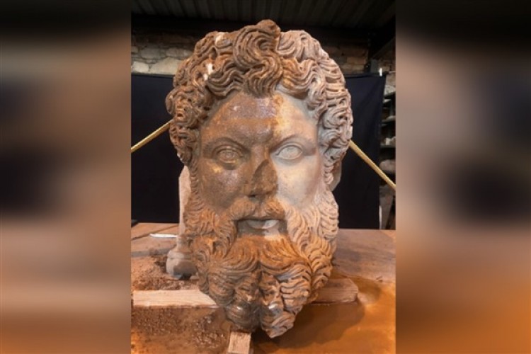 Bakan Ersoy: Gün ışığıyla yeniden buluşan mermer baş, Zeus'un ihtişamını sergiliyor