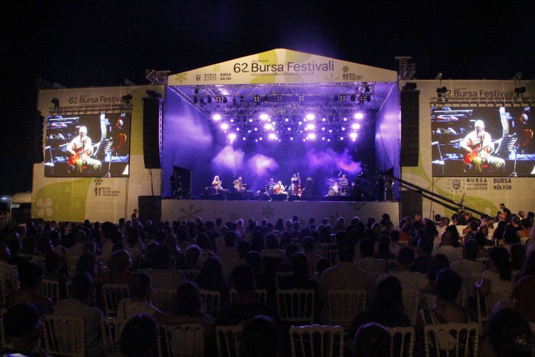 Bursa Festivali'nde sanatçılar müzikseverlerle buluştu