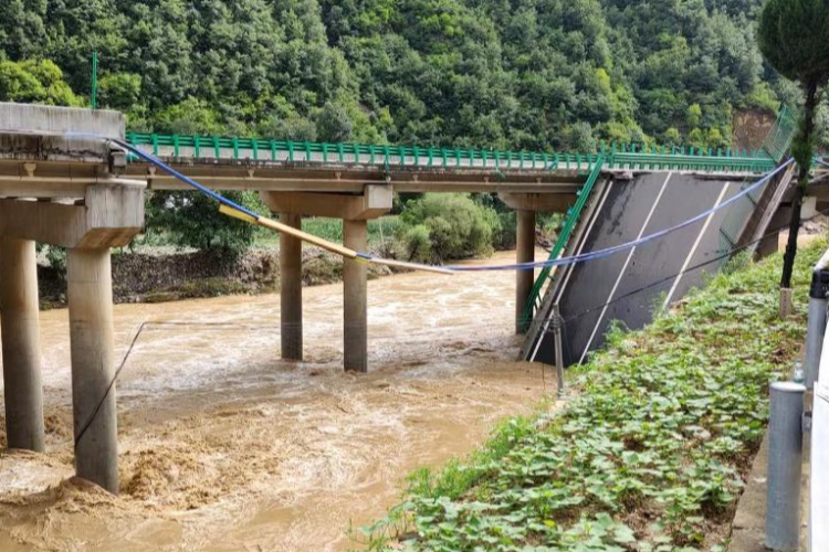 Xi Jinping Çin'de köprünün çökmesinin ardından yardım çalışmaları yapılması çağrısı yaptı