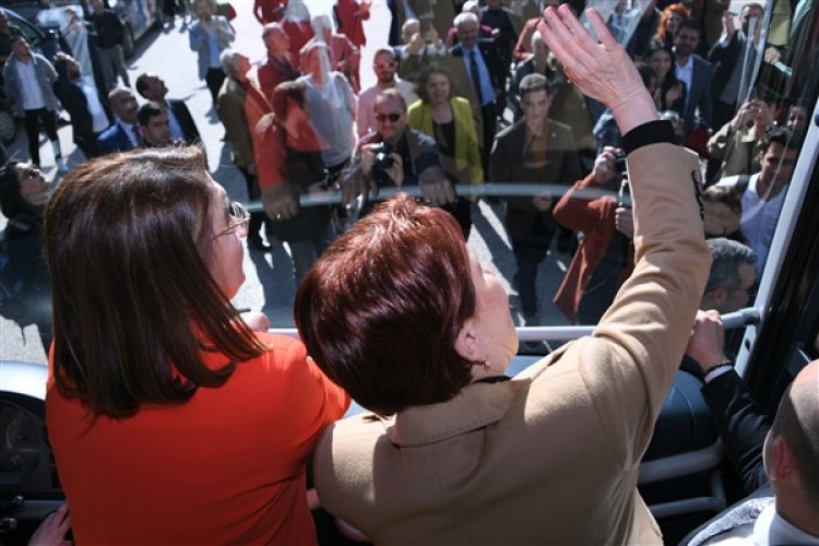 Akşener, Kahramankazan'da esnaf ziyaretinde bulundu