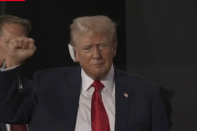 Trump silahlı saldırıdan bu yana ilk kez kamuoyu önüne çıktı