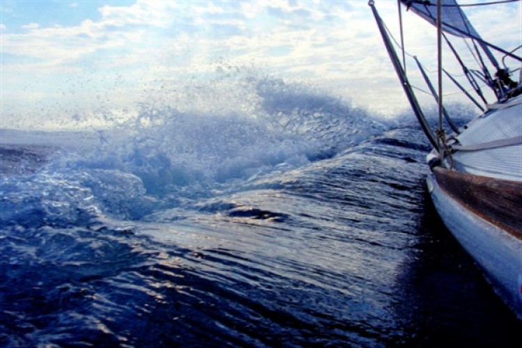 Heybeliada açıklarında makine arızası yaşayan tekne Çam Koyu'na demirletildi