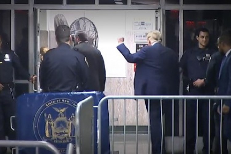 Donald Trump, 'sus payı parasıyla' ilgili kendi davasında ifade vermeyecek