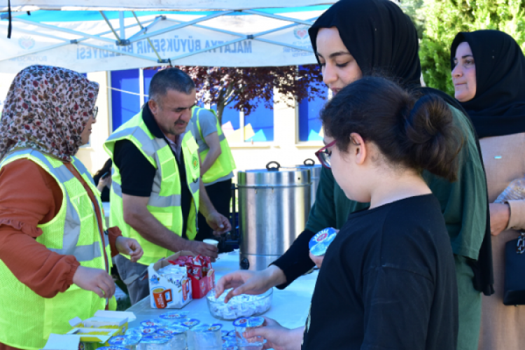 Malatya Büyükşehir Belediyesi'nden öğrencilere ve velilere ikram