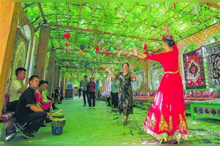 Xinjiang'daki Üzüm Vadisi'nde yerel halk, "tatlı" bir yolu izliyor