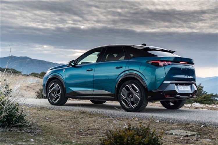 Yeni Peugeot E-3008, 2024 Red Dot Ödülü'ne layık görüldü