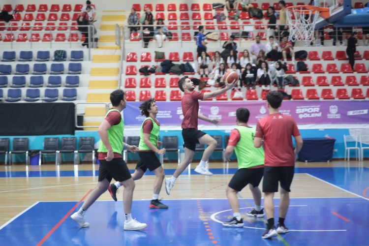 İBB yurtlarında kalan öğrenciler spor şöleninde bir araya geldi