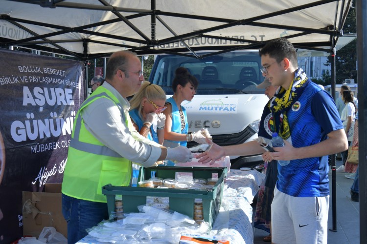Beylikdüzü Belediyesi'nden vatandaşlara aşure ikramı