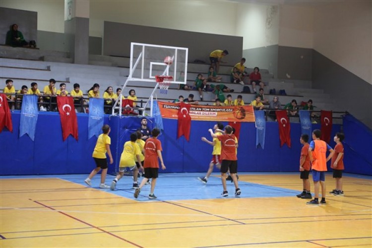 Küçükçekmece Yaz Spor Okulları'na 3 bin 600 kişi katıldı