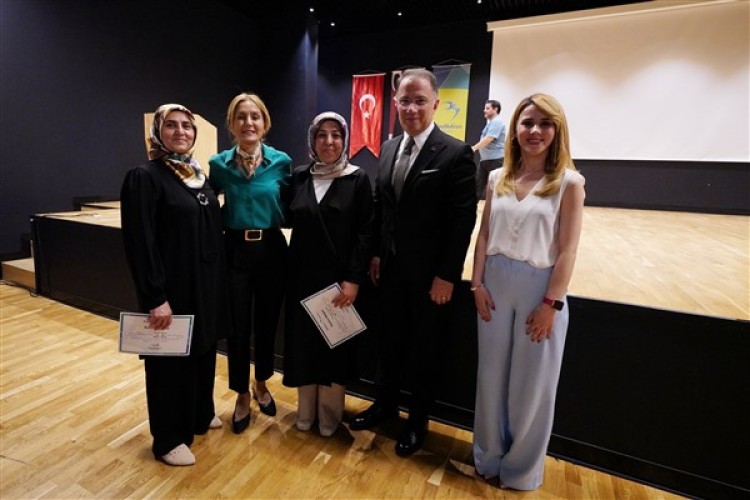 Beylikdüzü'nde Okuma Yazma Kursu yeni mezunlarını verdi