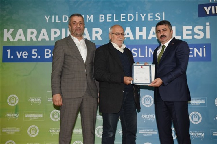 Yıldırım Belediyesi hak sahiplerine imar parseli tapularını teslim etti