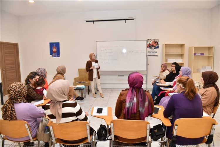 Esenyurt Belediyesi,"Anne Destek Programı" eğitimi veriyor