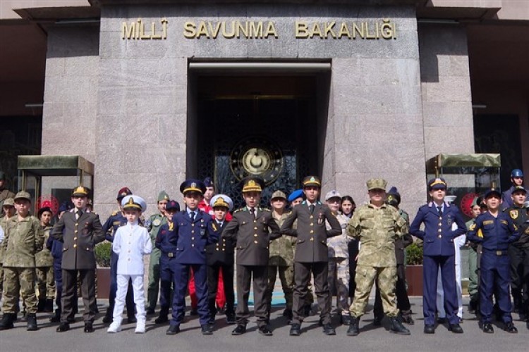 Çocuklar 23 Nisan dolayısıyla 'Vatan Marşı'nı seslendirdi