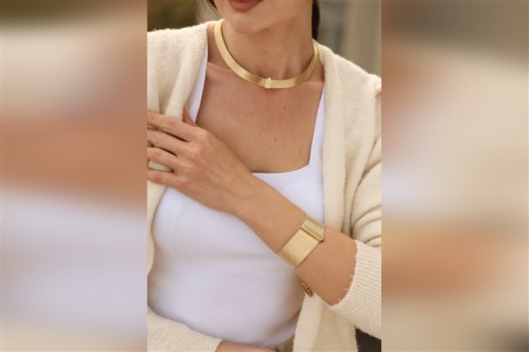 Yaşayan efsane Elizi'nin altın mücevherleriyle tanışın