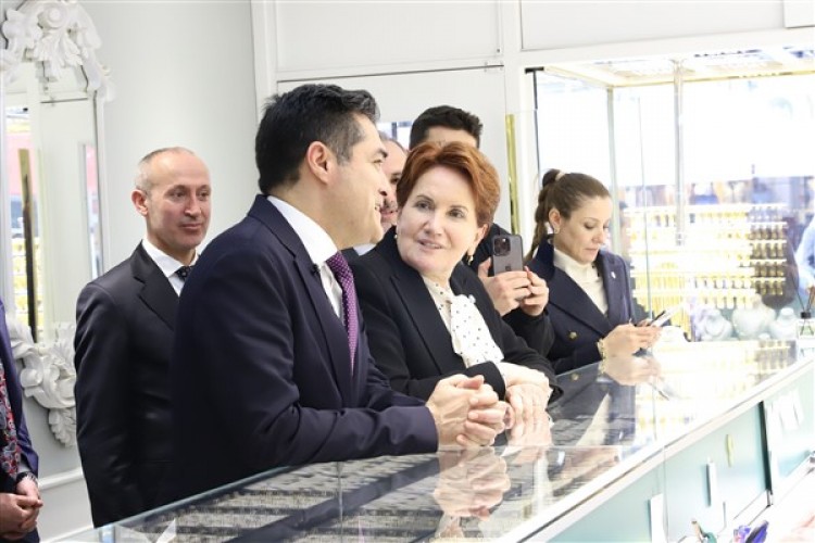Akşener, Pendik'te esnafı ziyaret etti