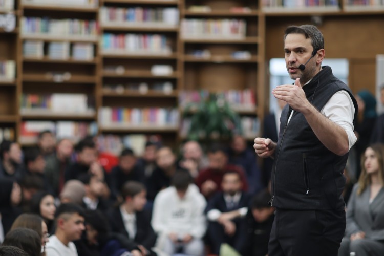 Bakan Bayraktar, İliç'te görev yapan gazetecileri ziyaret etti