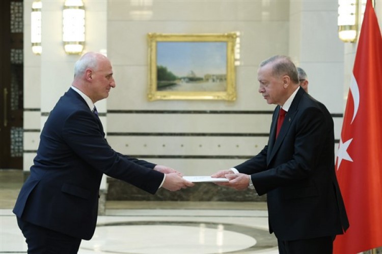 Büyükelçilerden Cumhurbaşkanı Erdoğan'a güven mektubu