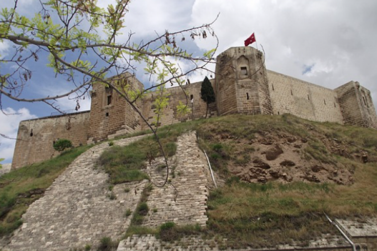 Vali Gül, Gaziantep'e "Gazilik" unvanı verilişinin yıl dönümünü kutladı