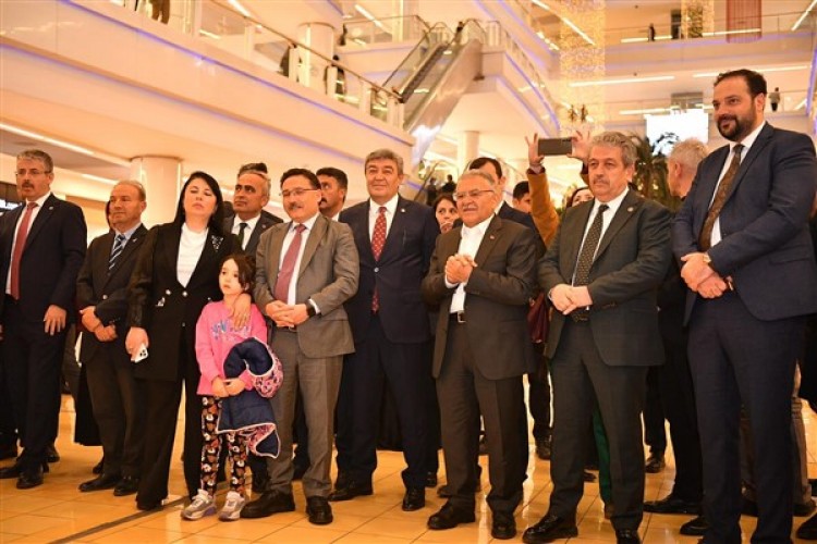 Başkan Büyükkılıç, Kayseri Yeşilay Danışmanlık Merkezi'nin sergisine katıldı