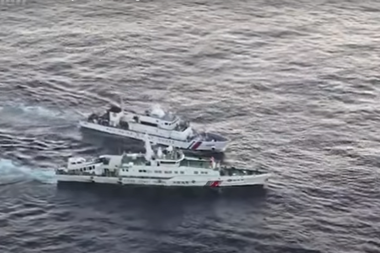 Filipinler Çin'i Güney Çin Denizi'nde "tehlikeli manevralar" yapmakla suçladı