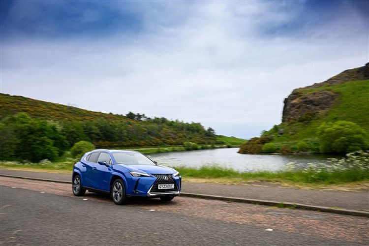 Lexus'un tam elektrikli SUV'u UX 300e Türkiye'de satışa sunuldu