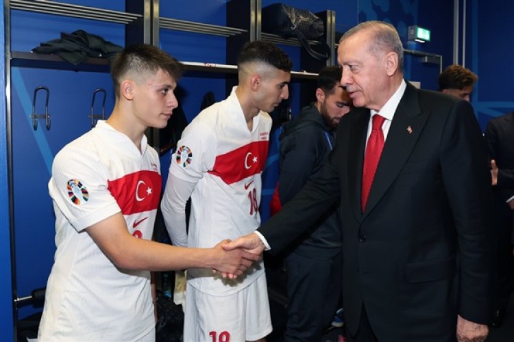Cumhurbaşkanı Erdoğan, A Milli Futbol Takımı'nı soyunma odasında ziyaret etti