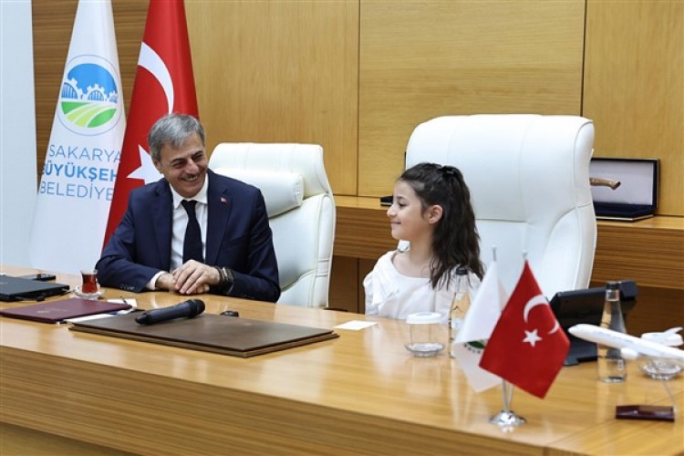 Minik başkan Ece, Sakarya Büyükşehir Belediye başkanlığı koltuğuna oturdu