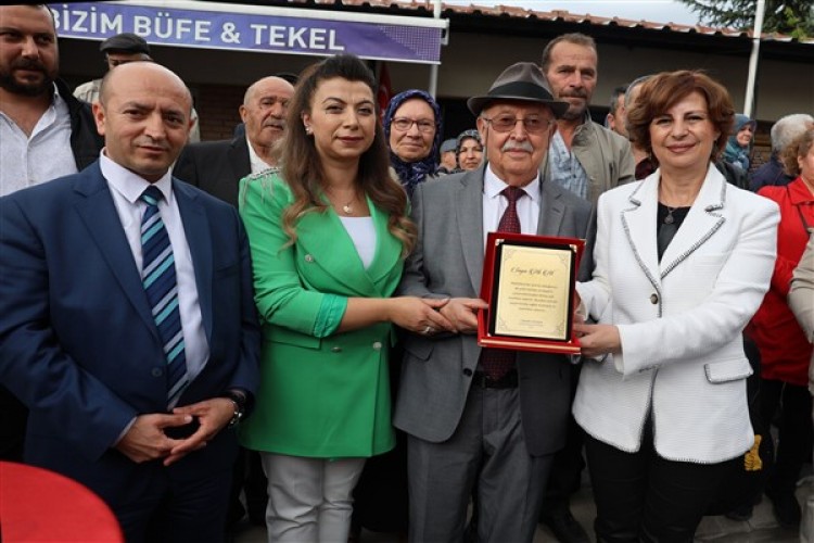 Başkan Ünlüce'den eski Muhtar Ali Al'a teşekkür plaketi