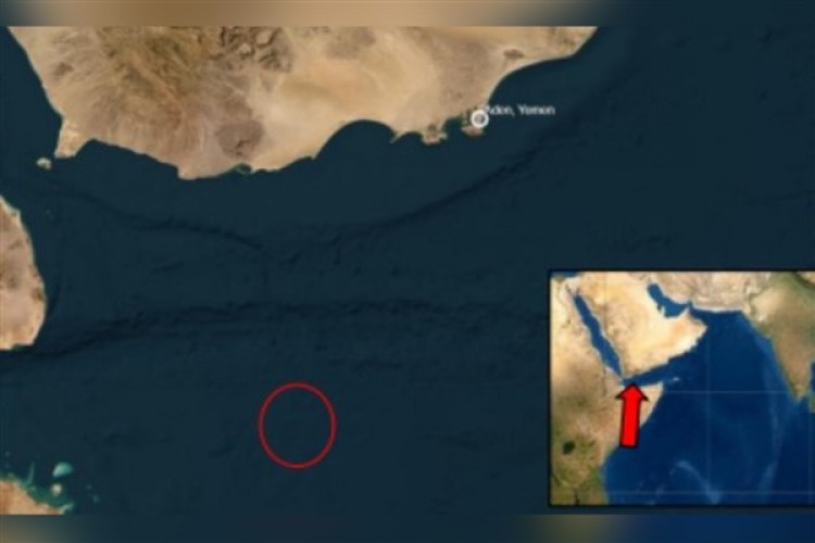 Aden Körfezi'nde iki gemi vuruldu: Biri hala yanıyor