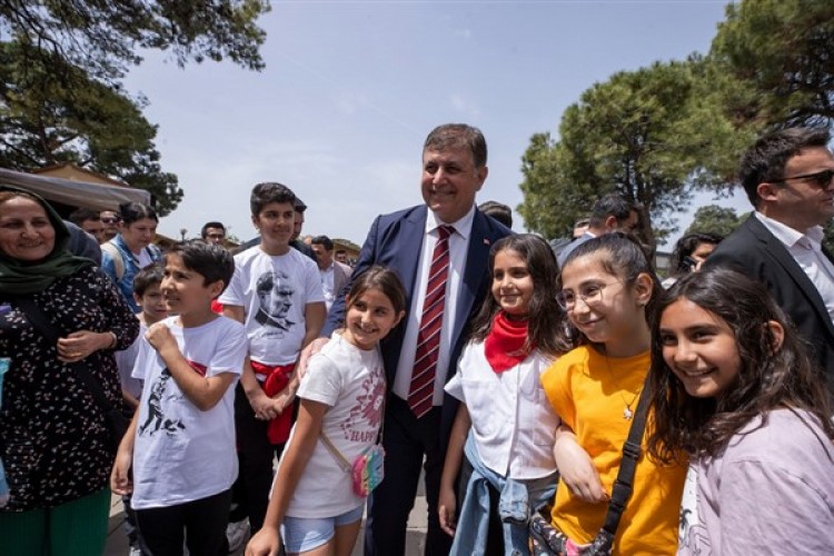 Başkan Tugay Kültürpark'ta çocuklarla bir araya geldi