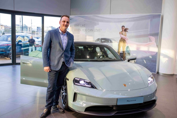 Yüzde 100 elektrikli yeni Porsche Taycan Vosmer'de satışa sunuldu