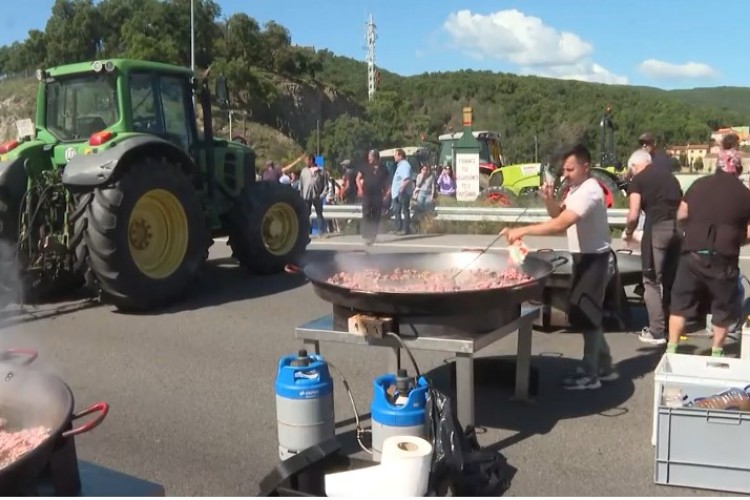 İspanyol ve Fransız çiftçiler artan maliyetler ve ucuz gıda ithalatını protesto ediyor