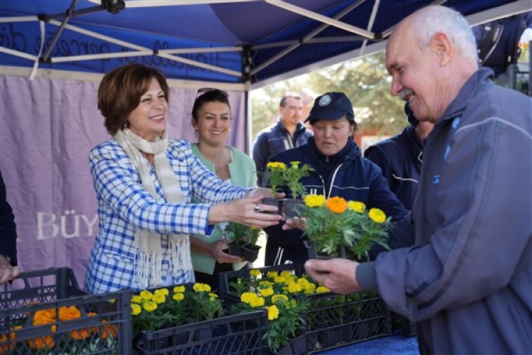 Başkan Ünlüce, personelle birlikte çiçek dağıttı
