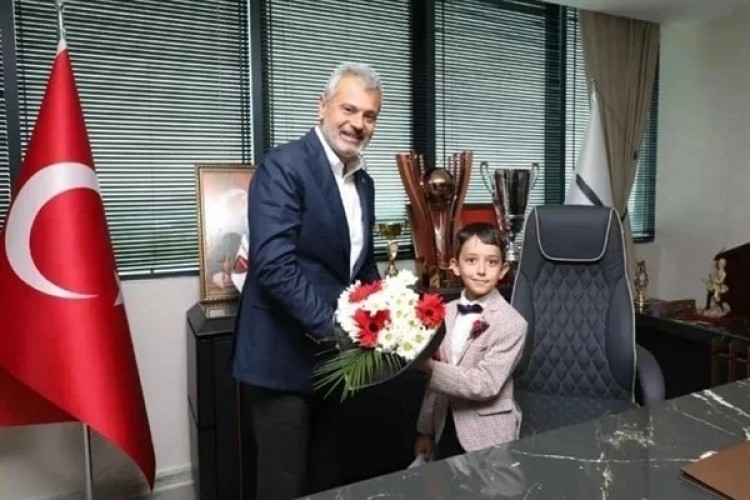 Başkan Öntürk, koltuğunu çocuk başkan Şükrü Eymen'e devretti
