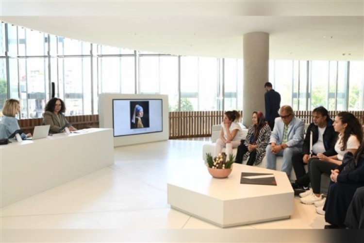 Türk Telekom, Engelliler Haftası'nda AKM'de tablolara ses verdi