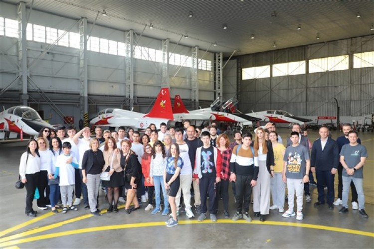 Öğrenciler Otizm Farkındalık Günü'nde 2'nci Ana Jet Üs Komutanlığı'nı ziyaret etti