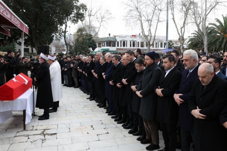 Bakan Bayraktar,Alev Alatlı'nın cenaze törenine katıldı