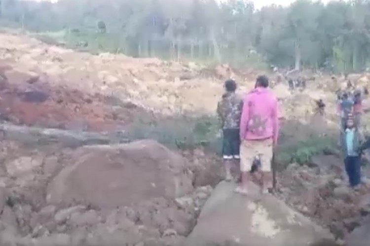Papua Yeni Gine'deki toprak kaymasında yaklaşık 300 köylünün öldüğü tahmin ediliyor