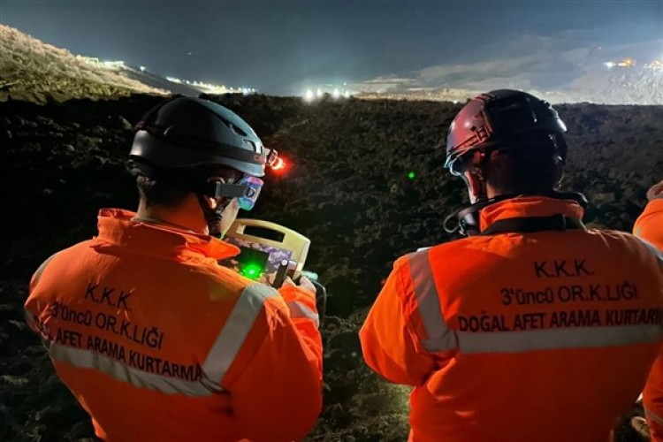 3'üncü Ordu Komutanlığı, Erzincan'da arama-kurtarma çalışmalarına destek sağlıyor