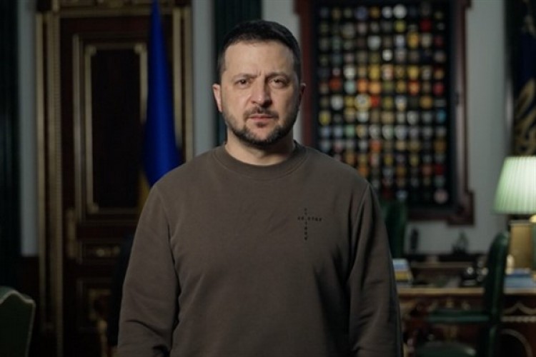 Zelenski: Ukrayna'ya sağlanacak F-16'lar konusunda karar bekliyoruz