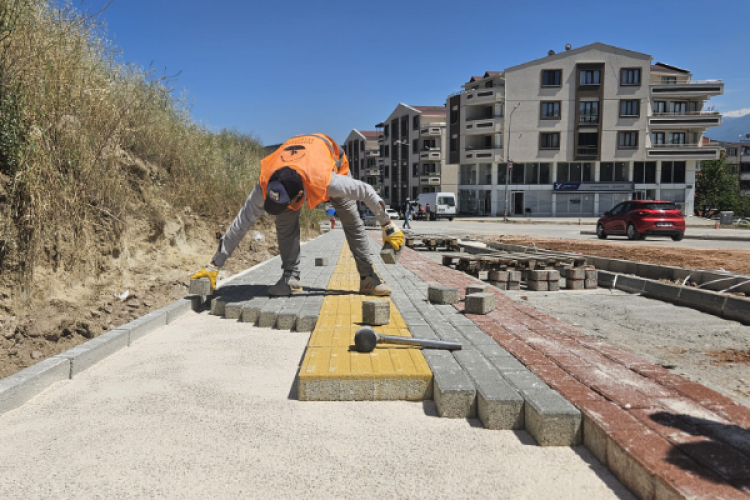 Osmangazi'de yeni kaldırım ve bisiklet yolları çalışması