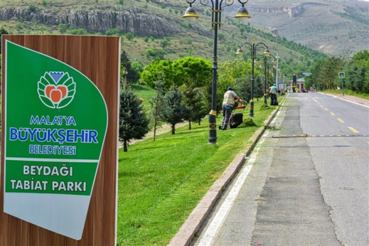 Malatya Büyükşehir ekipleri, park ve alanlarda çalışmalarını sürdürüyor
